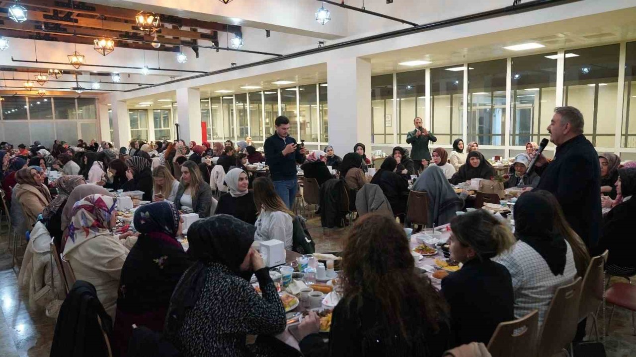 Başkan Sunar’dan Palandökenli esnaf kadınlara iftar
