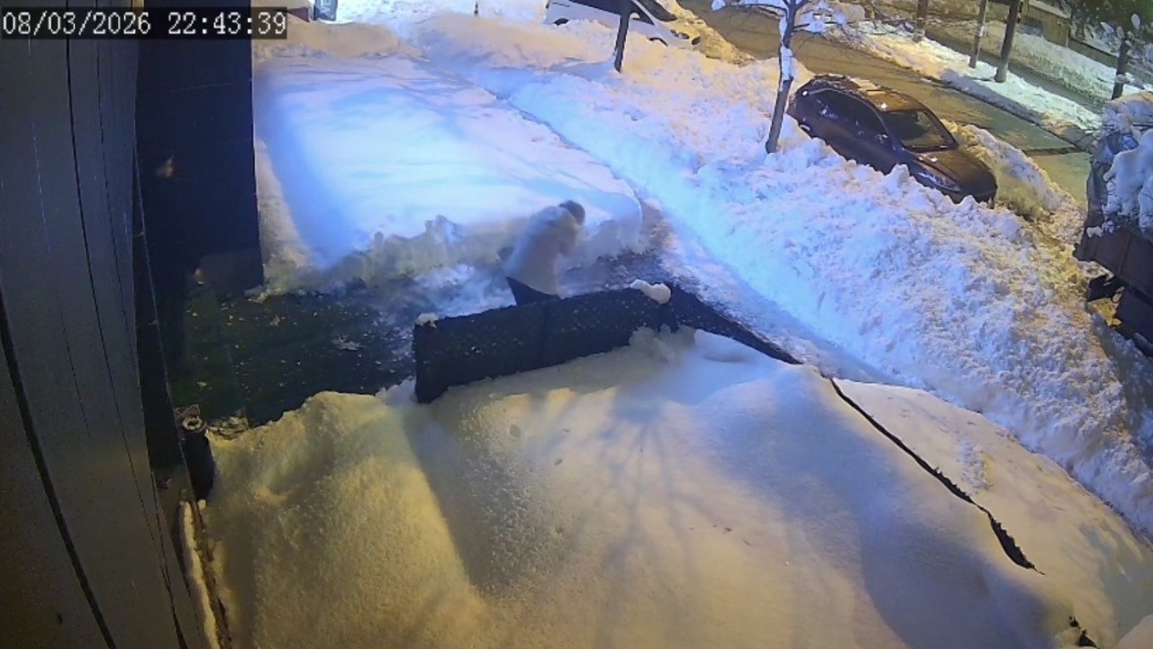 Çatıdan düşen kar kütlesi az daha can alıyordu
