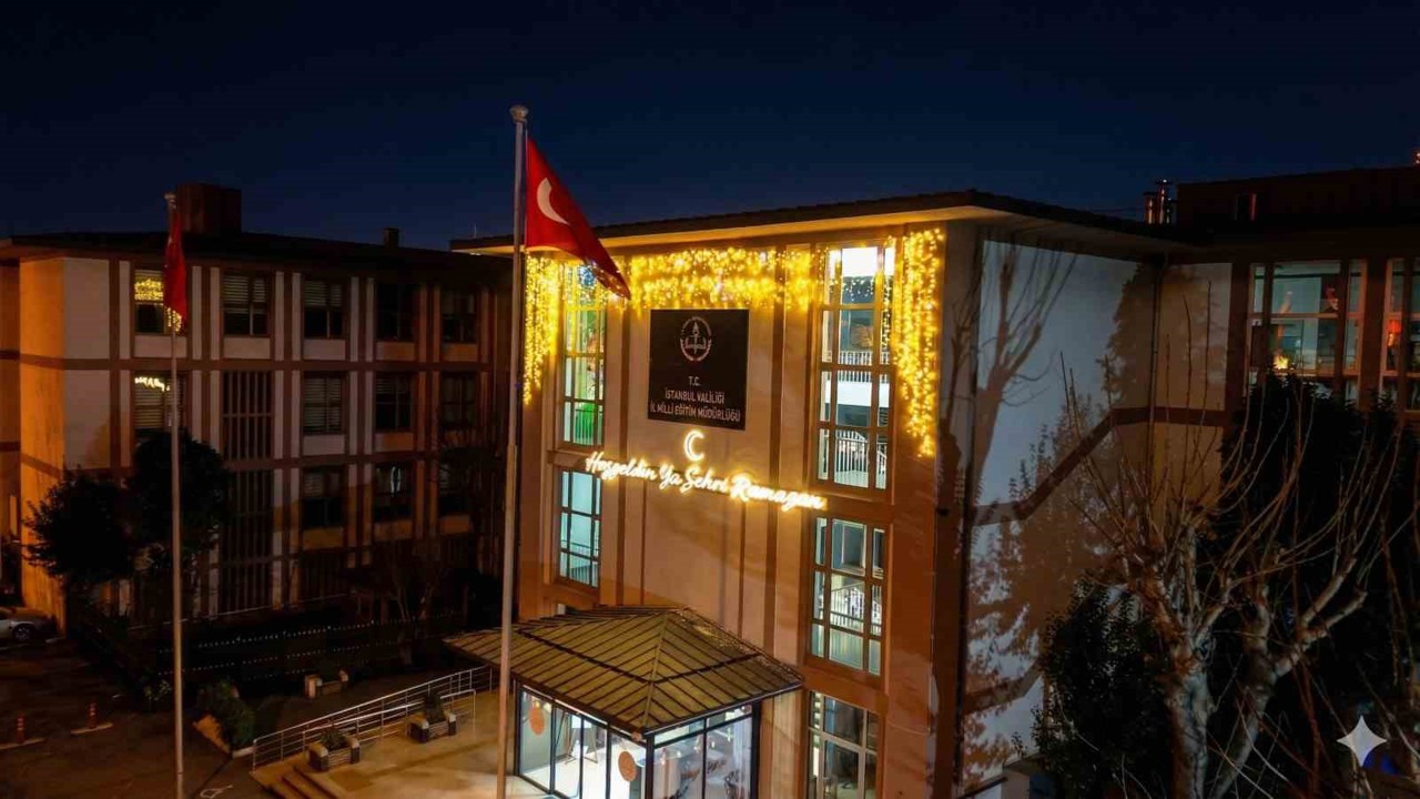 İstanbul’da bu yıl okulların sadece içi değil, dışı da Ramazan’la aydınlandı
