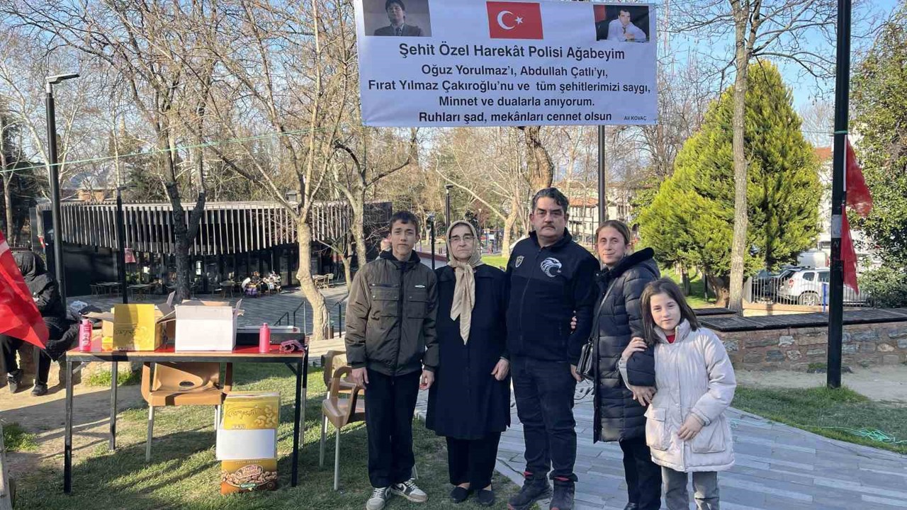 Şehitler için mevlit şekeri dağıttı
