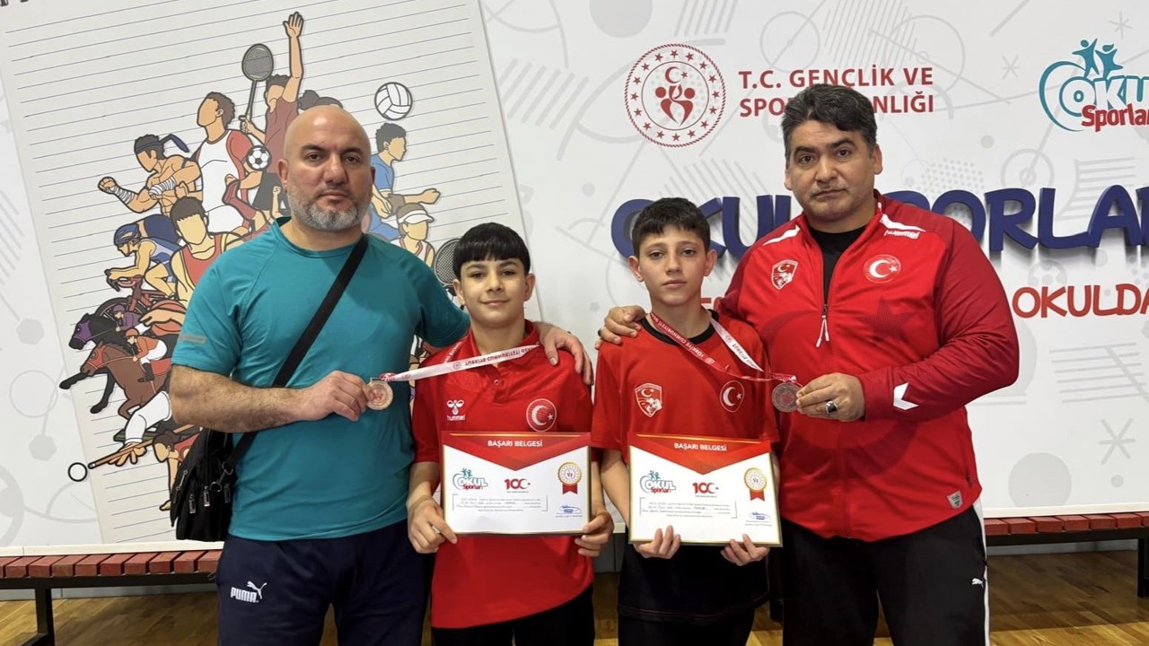 Yunusemreli yıldız güreşçilerden iki bronz madalya
