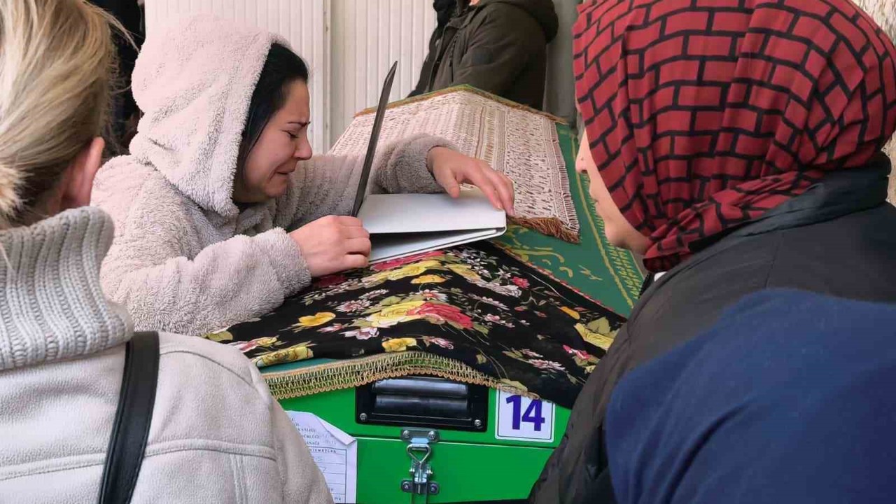 Küçük Öykü, gözyaşları arasında toprağa verildi
