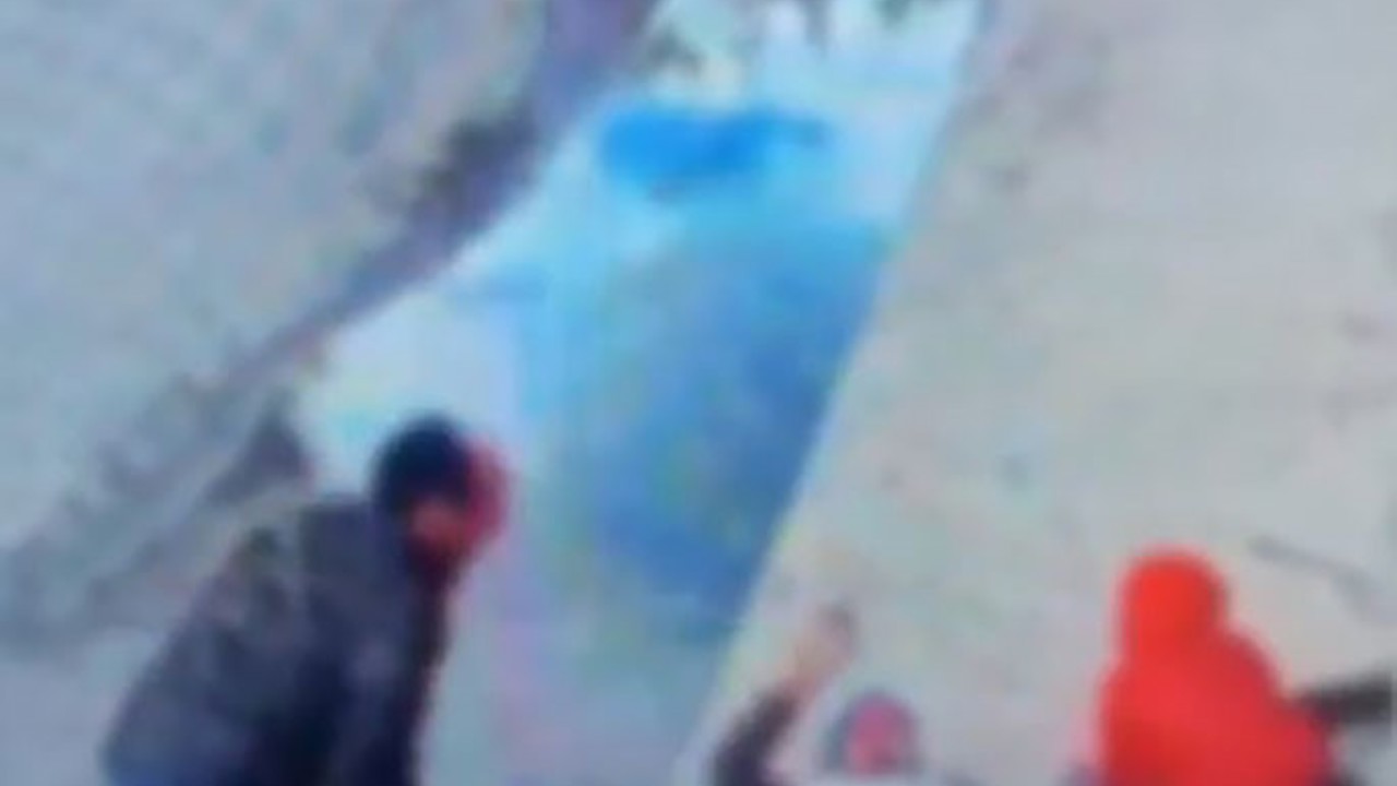 Kornaya bastı ama otomobile çarpmaktan kurtulamadı
