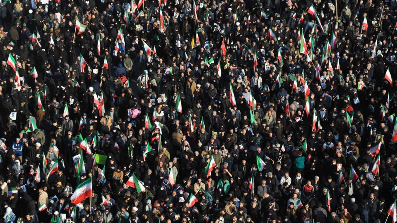 Tahran’da on binlerce kişi yeni dini lider Mücteba Hamaney’e destek için meydanlarda
