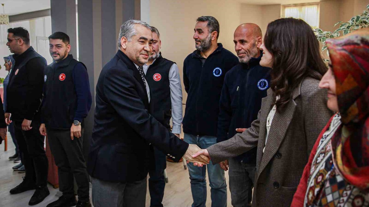 ADÜ İktisadi İşletme Müdürlüğü personeline Ramazan Ayı dolayısıyla alışveriş kartı verildi
