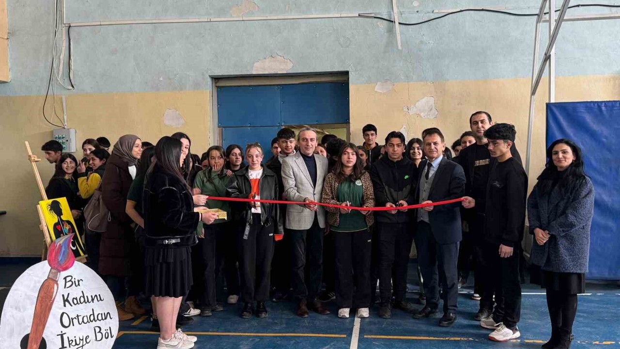 Fırçalar kadınlar için konuştu: Kars’ta öğrencilerden 8 Mart’a anlamlı sergi
