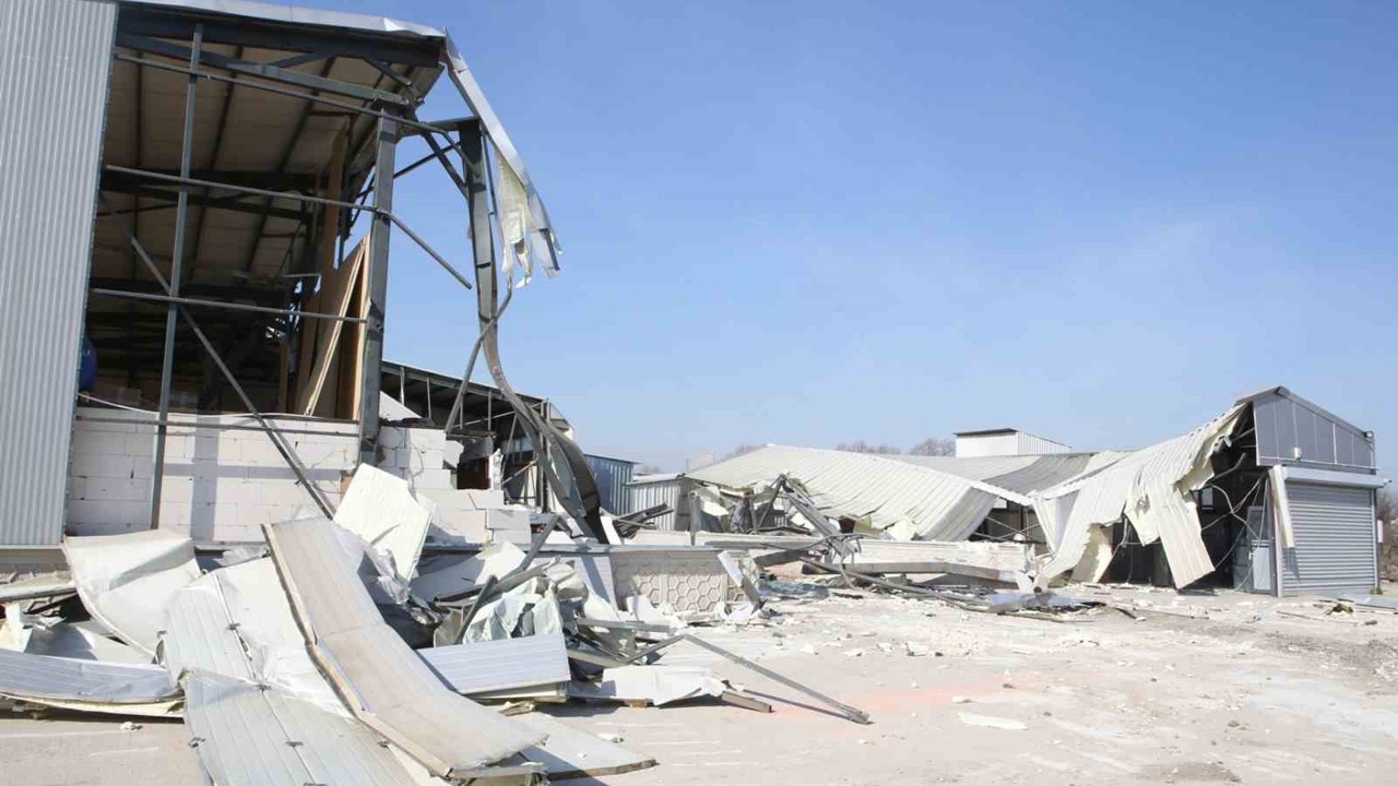 Nilüfer’de 4 kaçak bina yıkıldı
