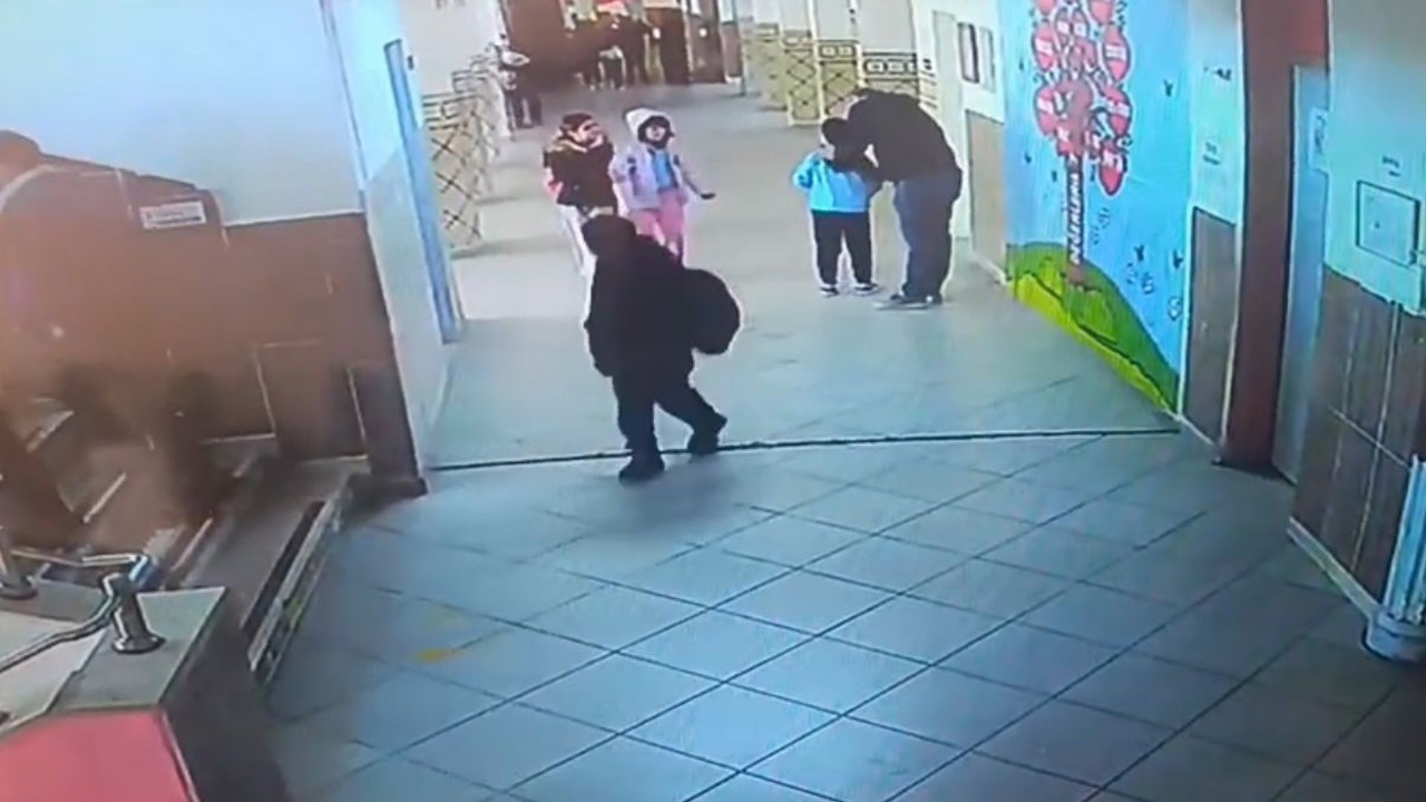 Nöbetçi öğretmen Heimlich manevrası ile öğrenciyi hayata döndürdü
