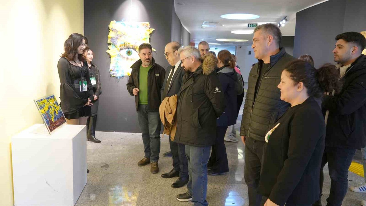 Üniversite öğrencileri atıkları sanata dönüştürdü
