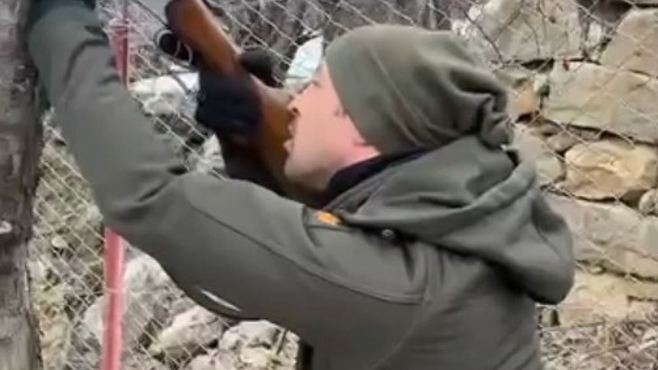 Ağaca takılan dronu tüfekle dala ateş ederek kurtardılar
