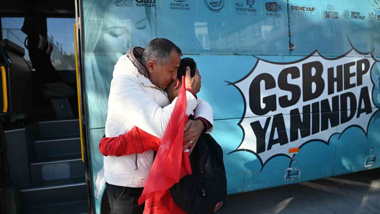 Katar’da mahsur kalan Türk sporcular memleketine döndü
