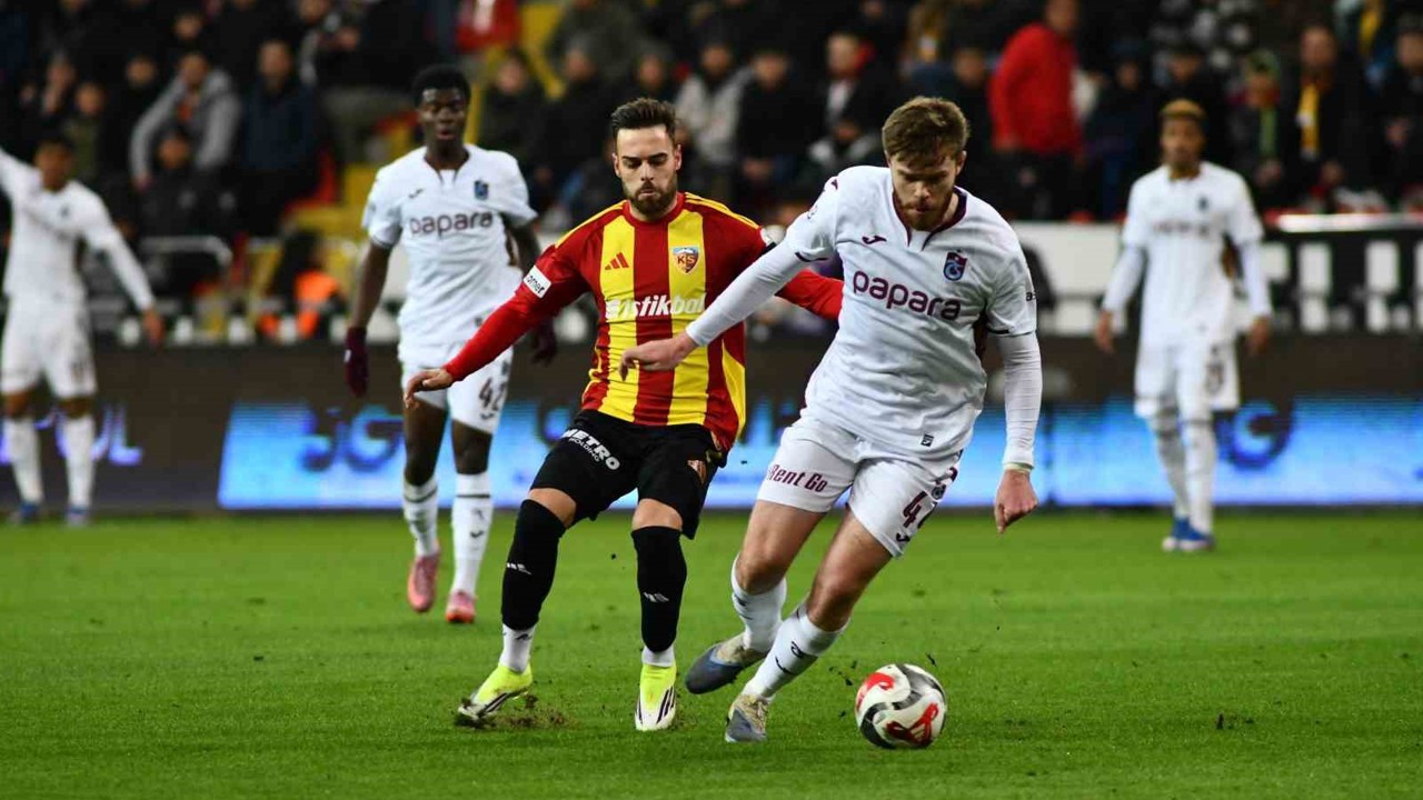 Trendyol Süper Lig: Kayserispor: 0 - Trabzonspor: 2 (İlk yarı)
