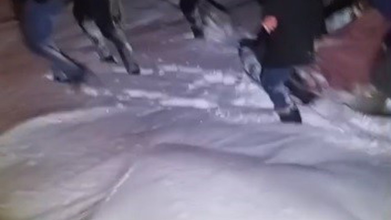 Kars’ta 85 yaşındaki hasta leğenle taşınarak ambulansa ulaştırıldı
