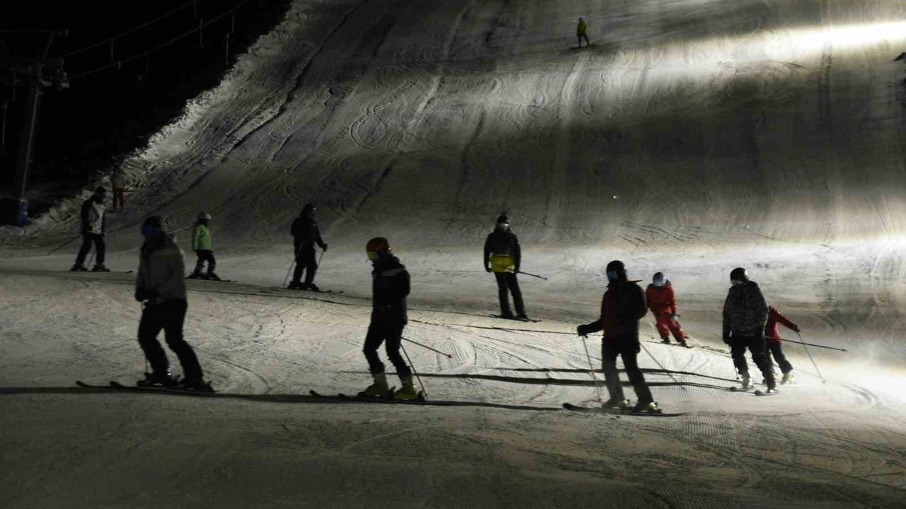 Bitlis’te iftar sonrası kayak keyfi
