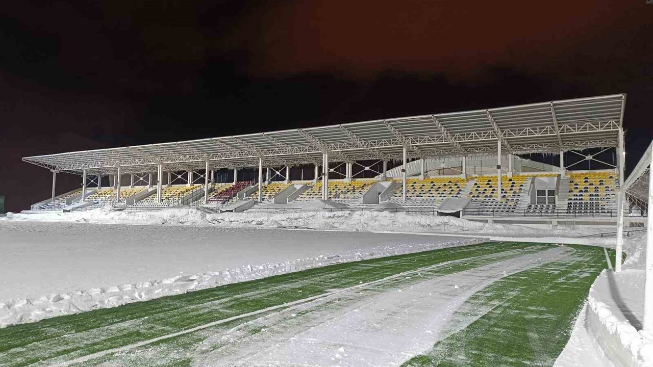 Bitlis’te karla kaplı stat temizlendi
