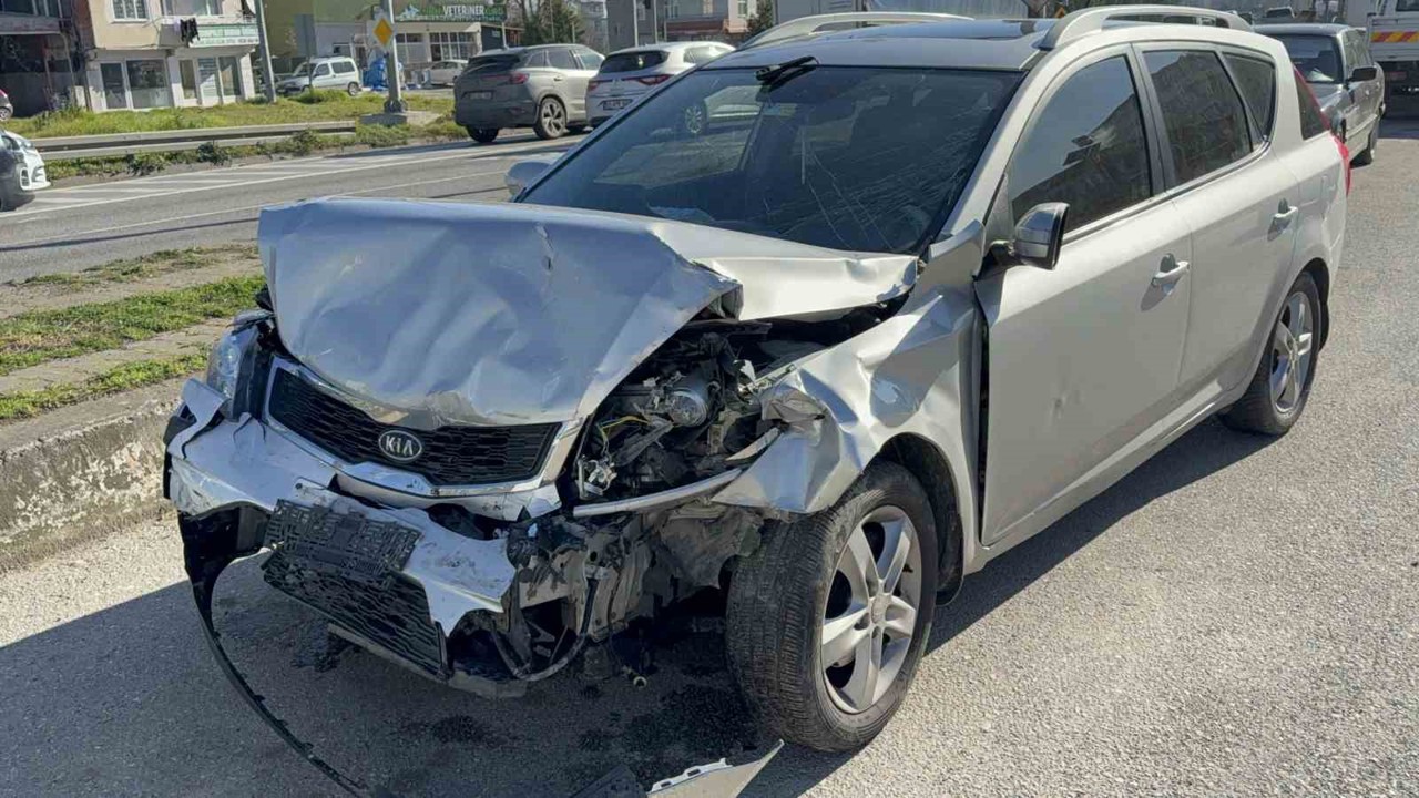 Otomobil hafif ticari araca çarptı: 4 yaralı

