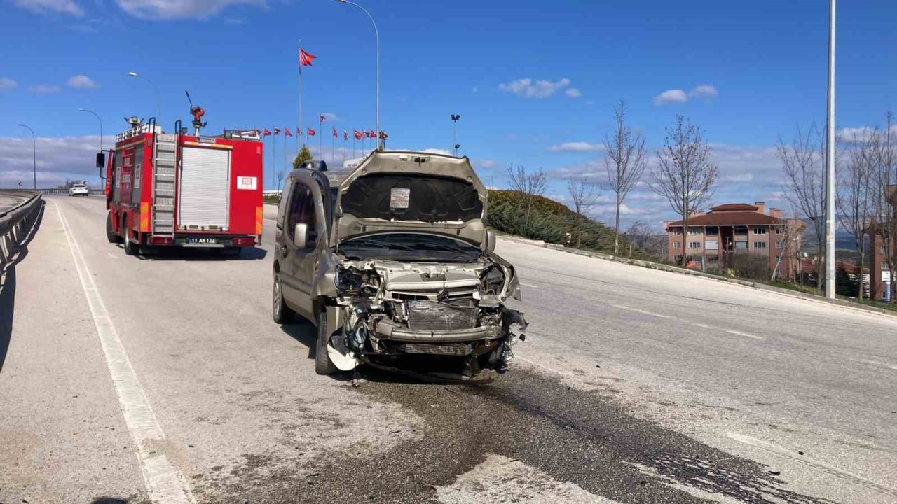 Bilecik’te kontrolden çıkan araç refüje çarptı
