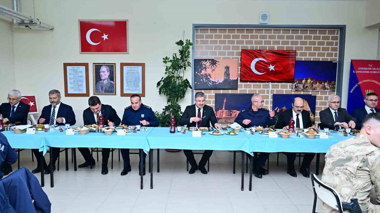 Vali Yılmaz, vatani görevini yapan er ve erbaşlar ile iftar yaptı
