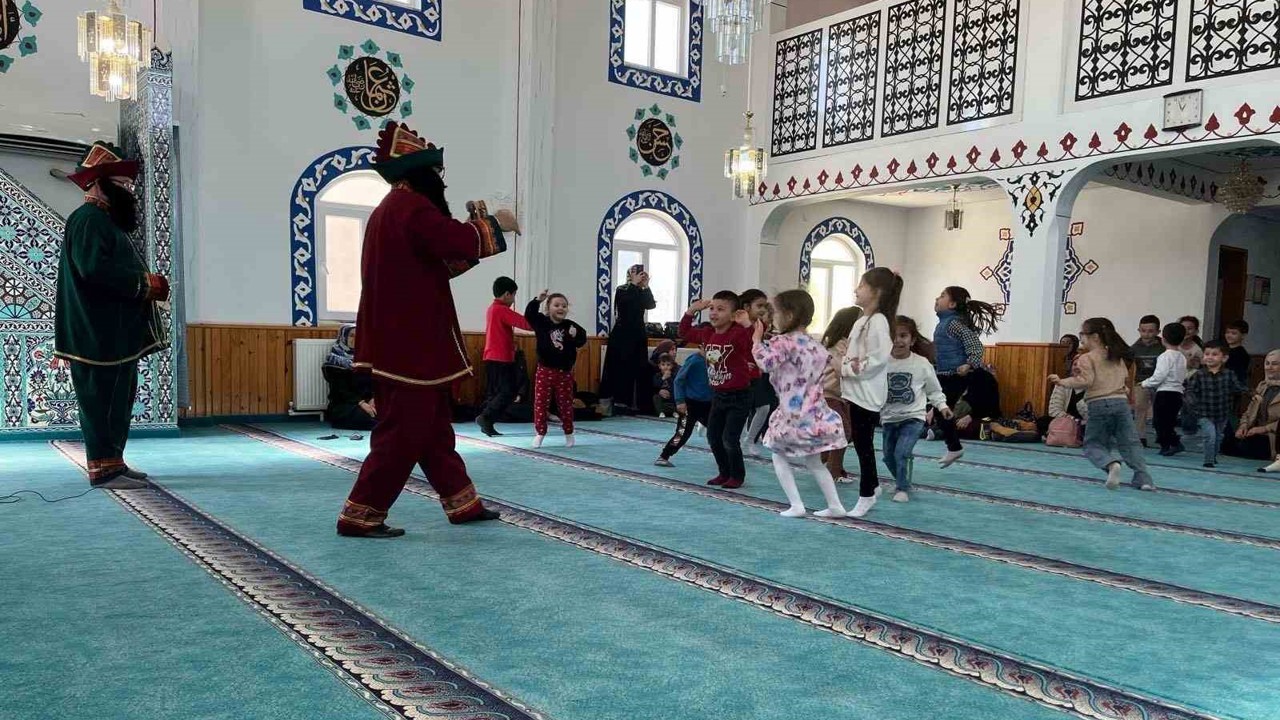 Hisarcık’ta 4-6 yaş Kur’an Kursu öğrencilerine Hacivat ve Karagöz gösterisi
