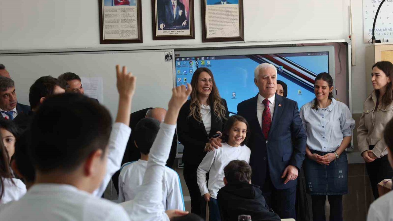 Arkadaşlarına söz verdi, Başkan Bozbey’i sınıfa getirdi
