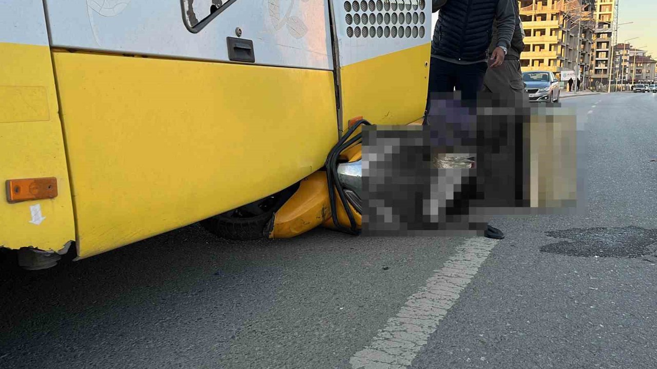 Motosikletli kurye belediye otobüsüne çarptı: 1 yaralı
