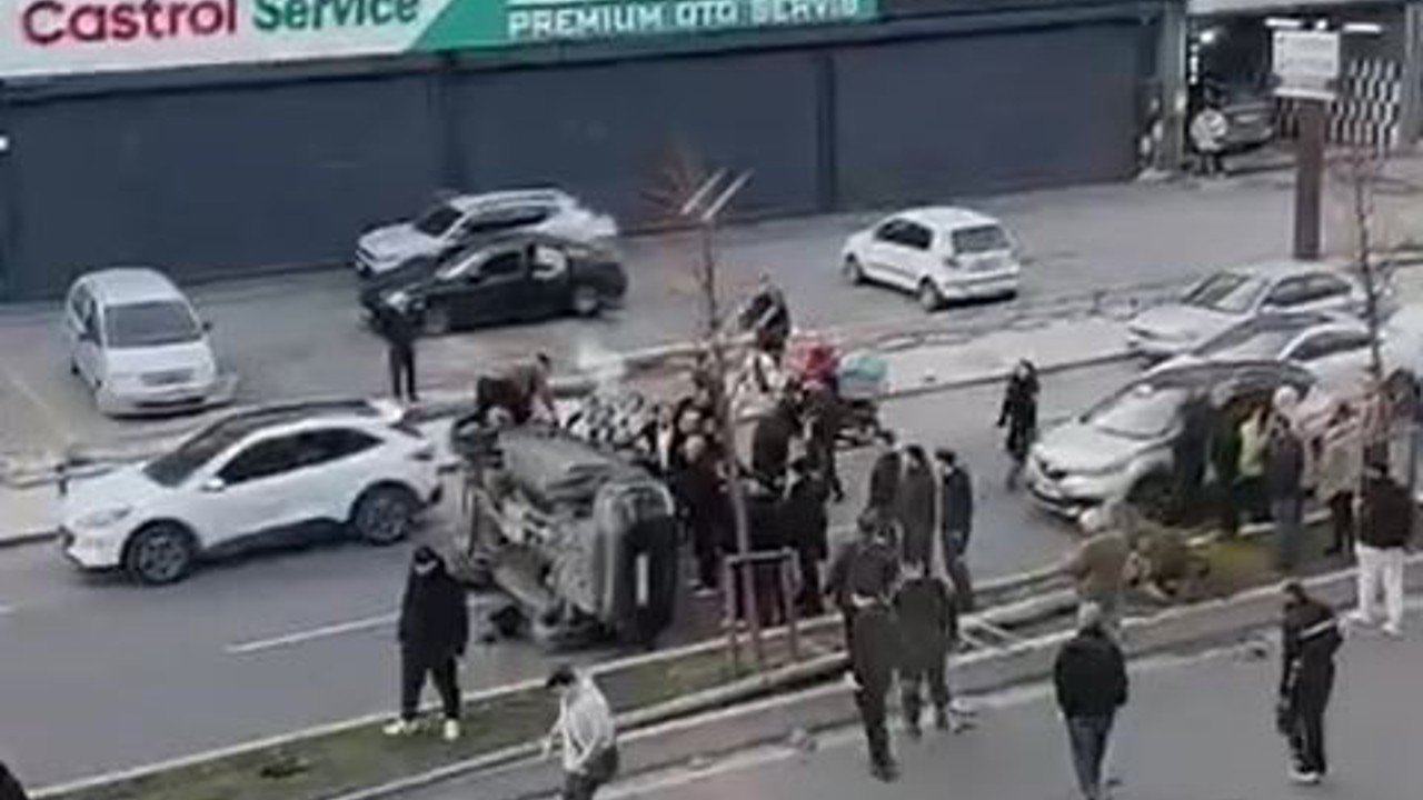 Beylikdüzü’nde direğe çarpan araç takla attı
