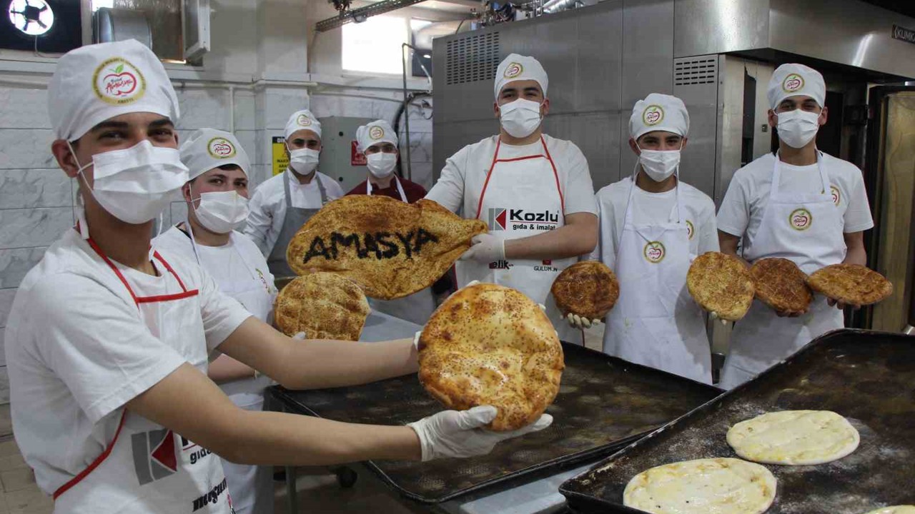Amasya’da Ramazan pideleri meslek liselilerden
