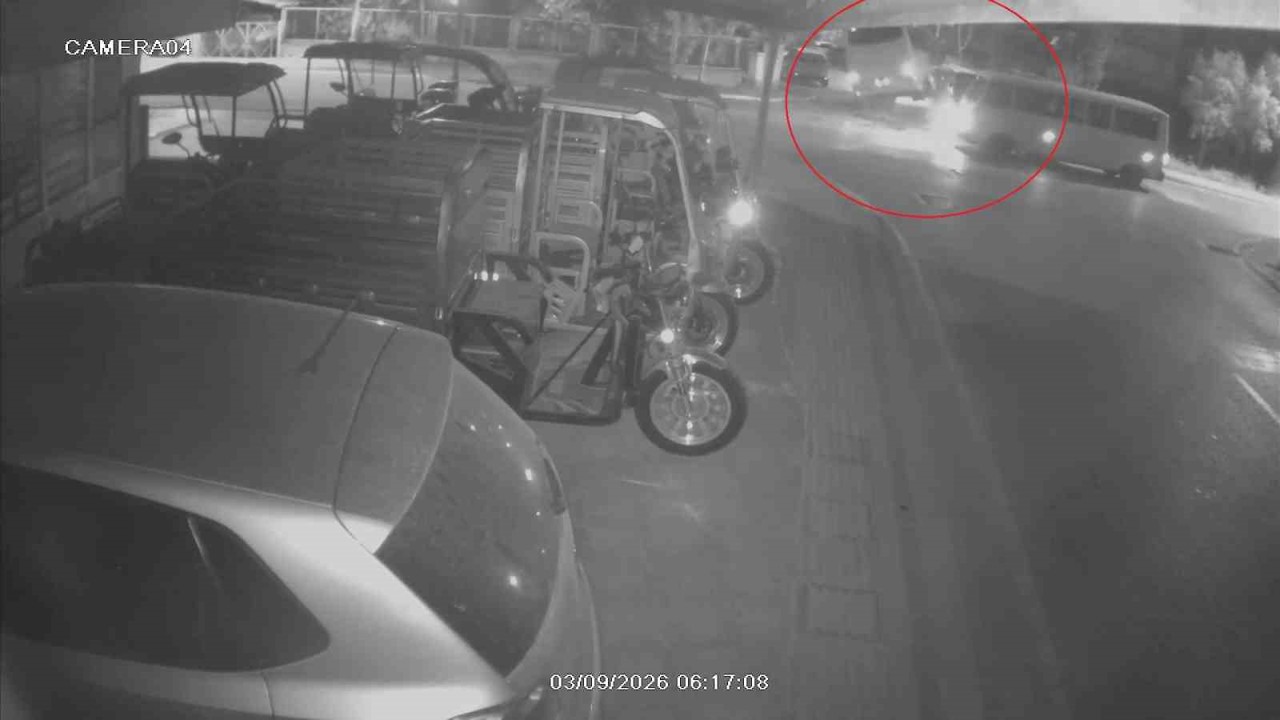 Kaza yapan otel servisi, park halindeki araçların üzerine devrildi
