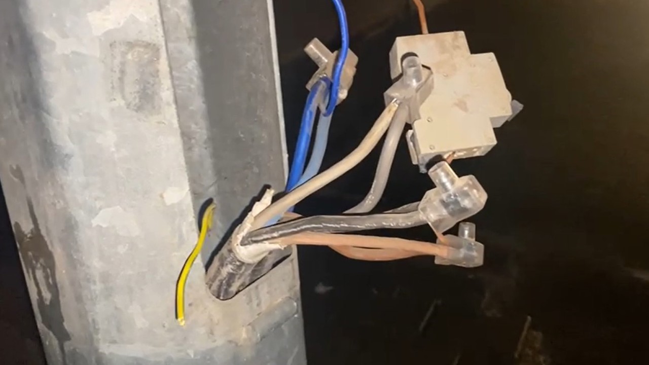 Cadde ve sokak aydınlatmaları için kurulan direklerden evlere kaçak elektrik hattı çektiler
