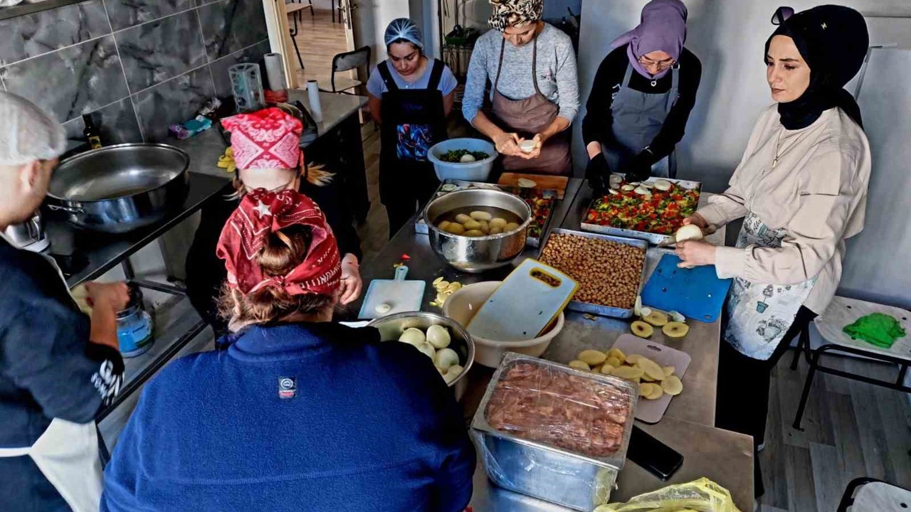 Balçova’da Ramazan dayanışması: "Maarifin kalbinde Ramazan"
