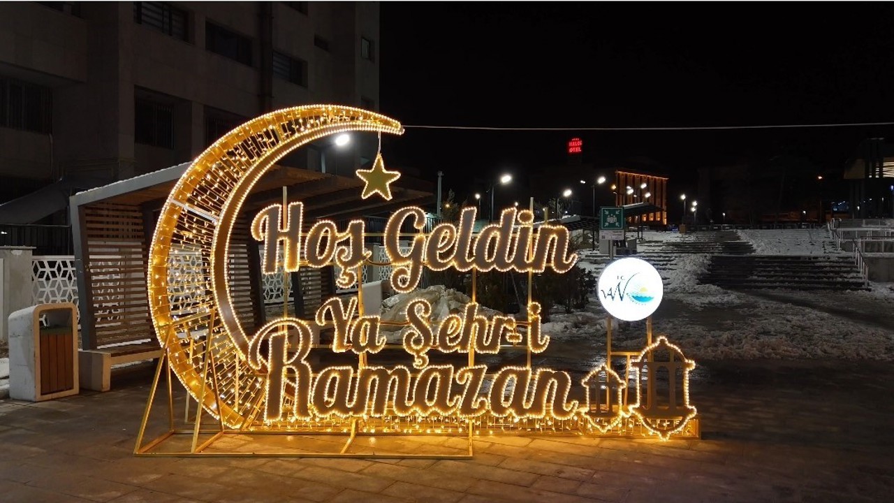 Van’da Ramazan ışıltısı: Kent meydanları görsel şölene dönüştü
