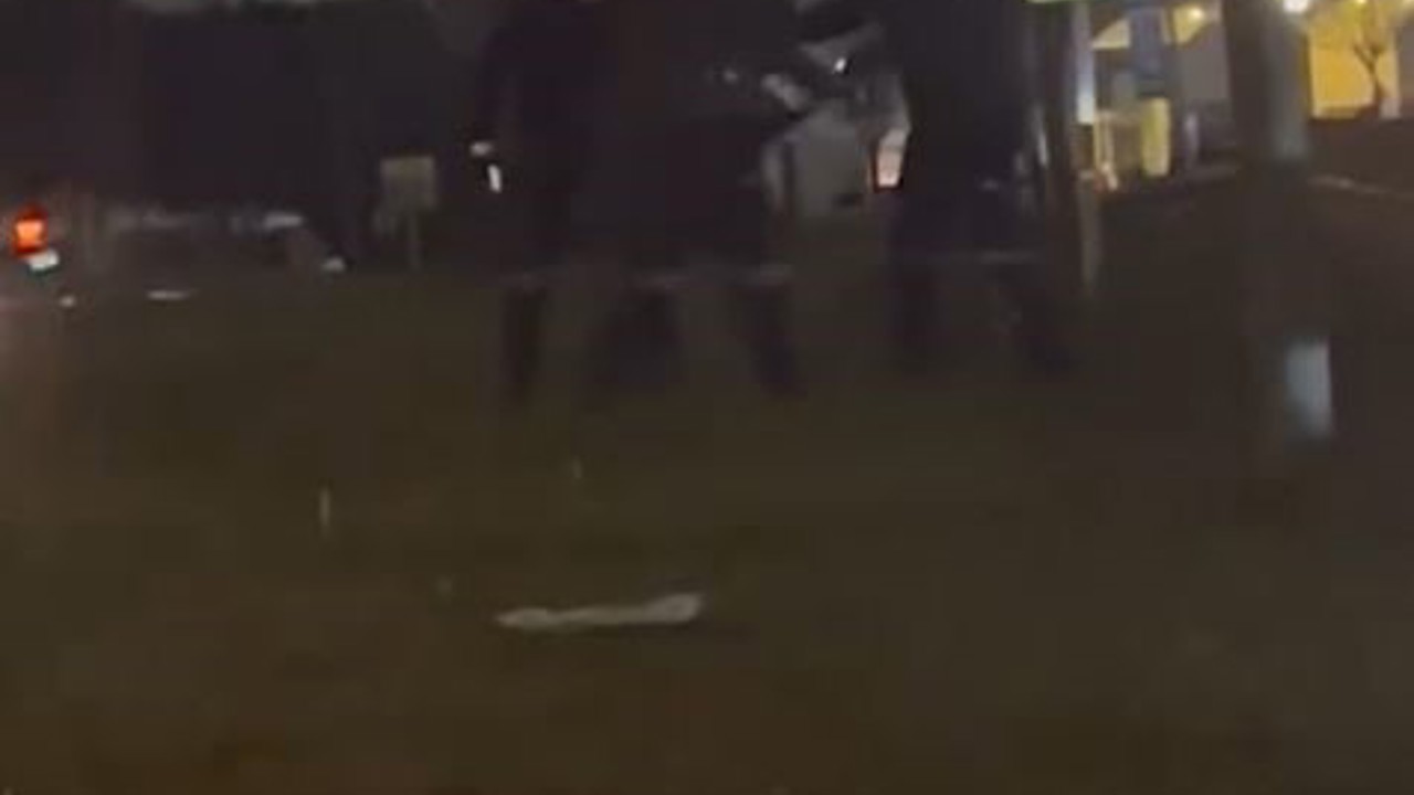 Telefon çalan adam E-5’e kaçtı, bekçiler minibüse binerek kovaladı
