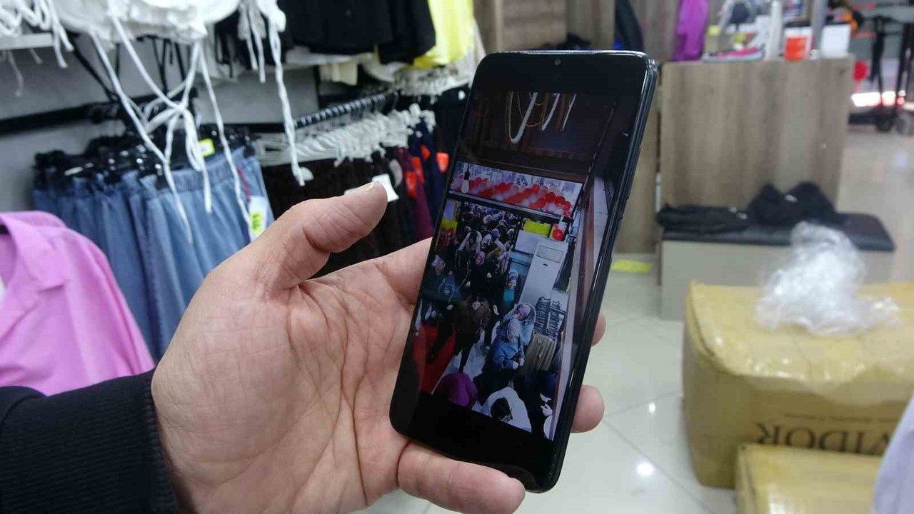 Mağaza açılışında indirim izdihamında birbirini ezdiler
