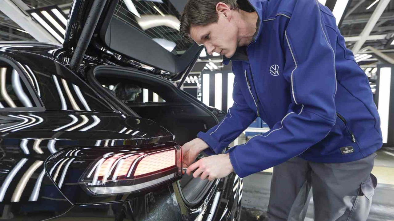Alman otomotiv sektöründe kriz: Volkswagen 50 bin kişiyi işten çıkaracak
