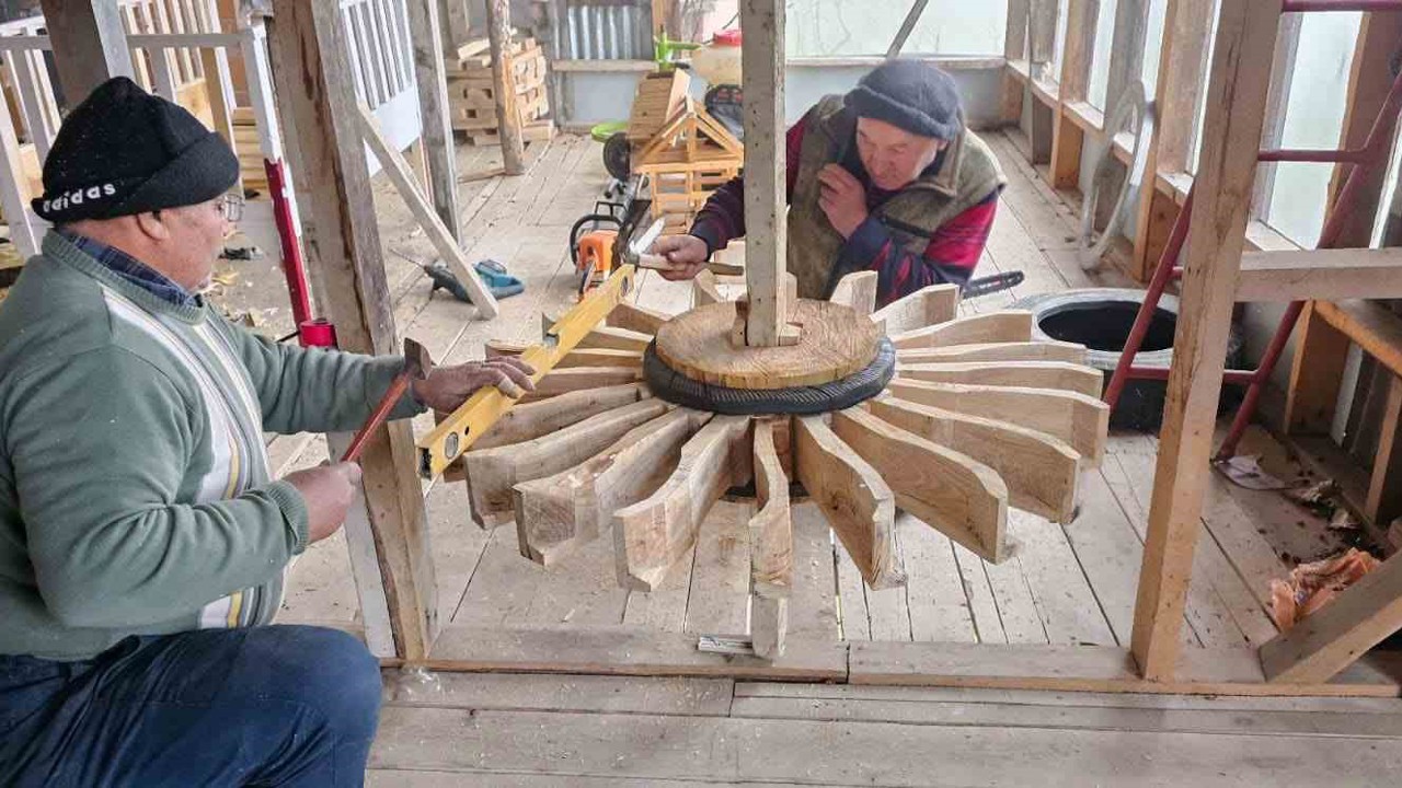 Değirmenlerin dönmesi onun ellerinde
