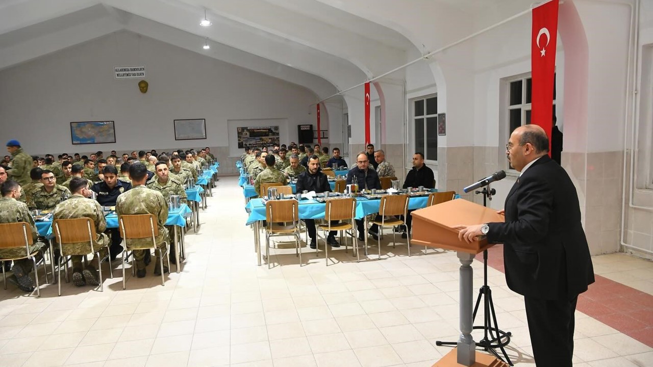 Vali Ustaoğlu Mehmetçikle iftarda buluştu
