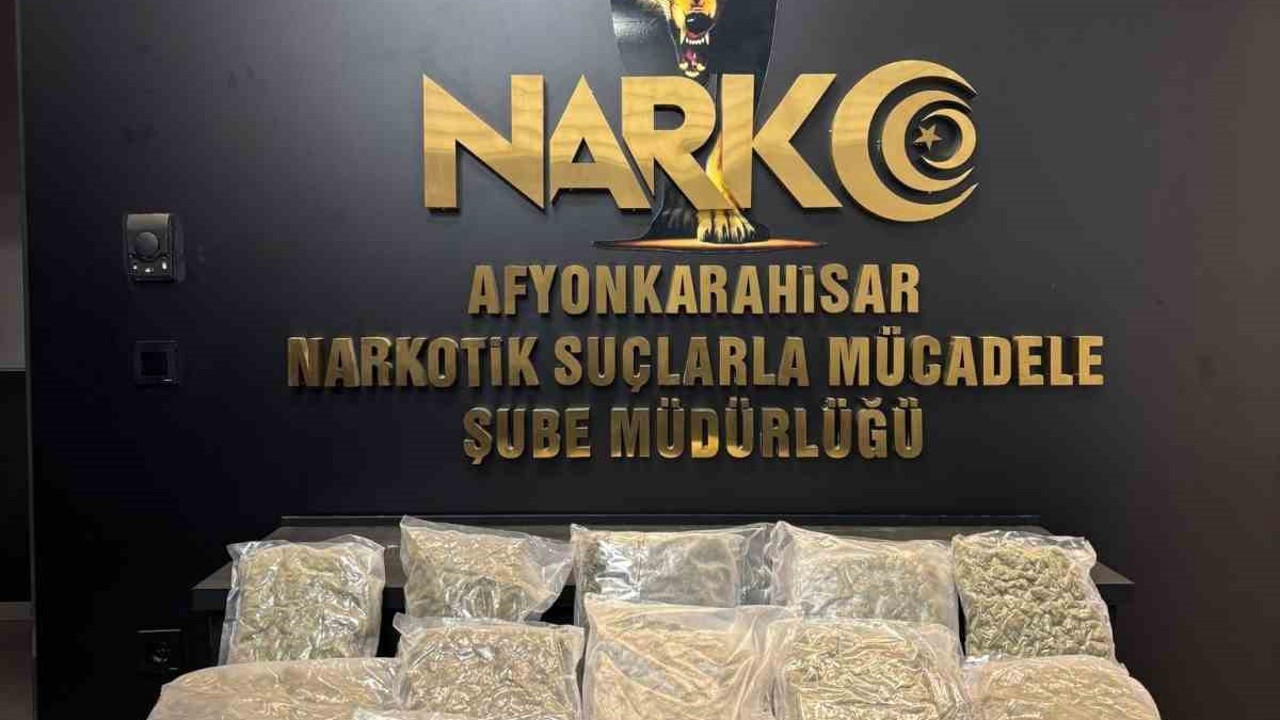 Polis kolilerle taşınan 9 kilogram uyuşturucu madde ele geçirdi
