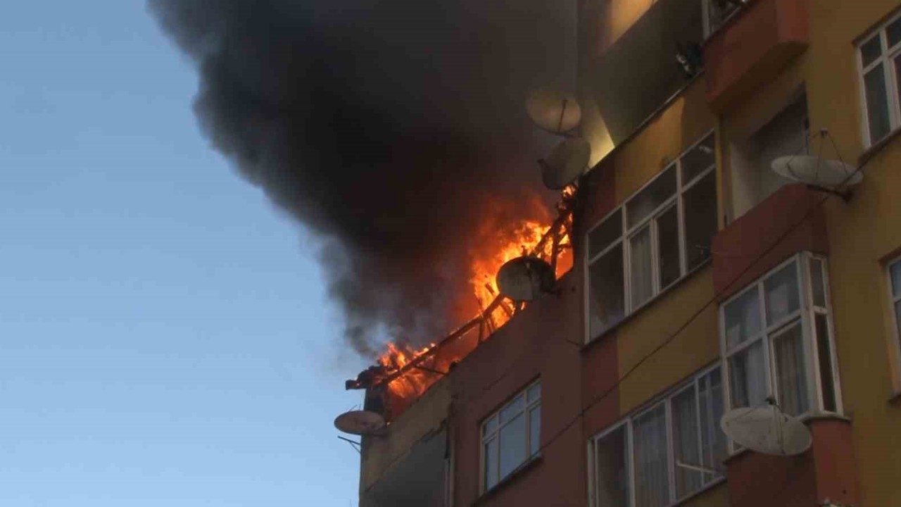 Esenler’de 4 katlı binanın çatısı alev alev yandı
