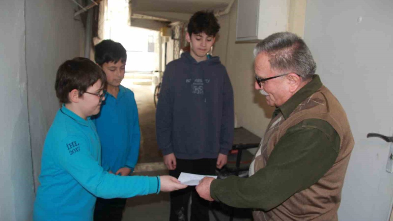 İhtiyaç sahipleri için harçlıklarını biriktiren öğrenciler duygulandırdı
