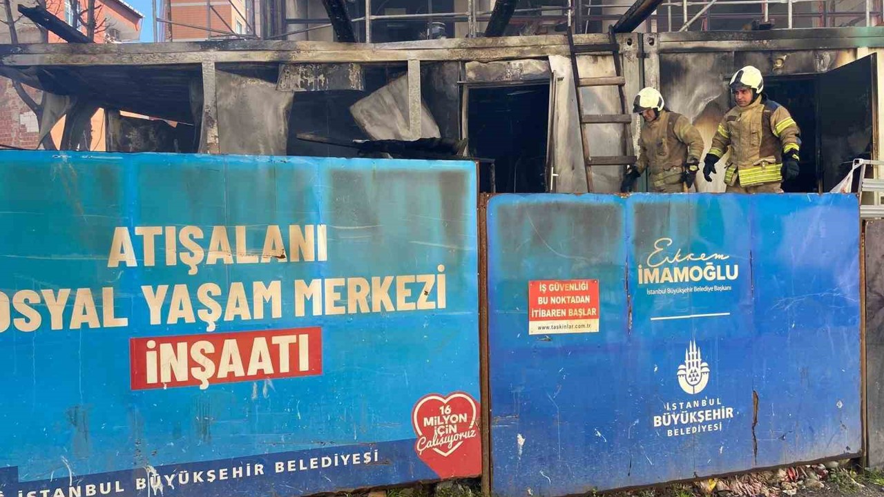 Esenler’de İBB şantiyesinde yangın: 3 konteyner zarar gördü
