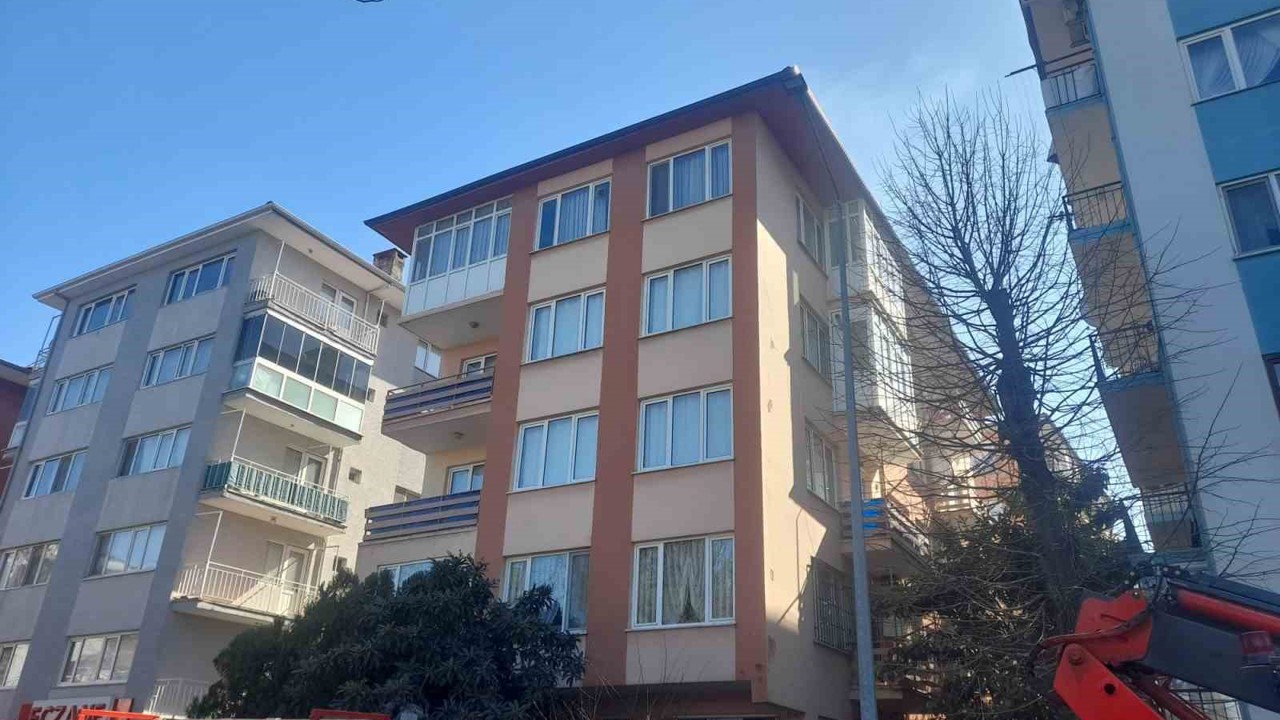 Bursa’da apartman çatısında yangın paniği
