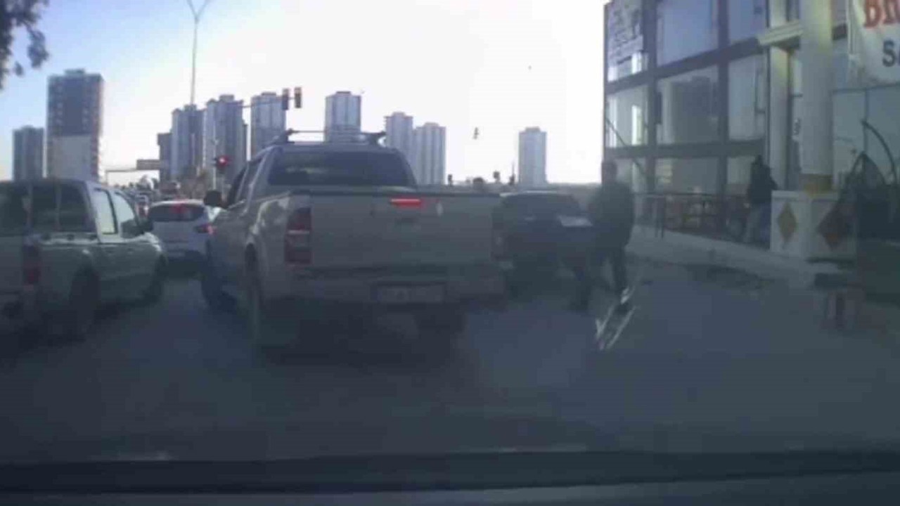 Trafikte tartıştıkları kişinin aracına sopa ve sandalyelerle saldırdılar
