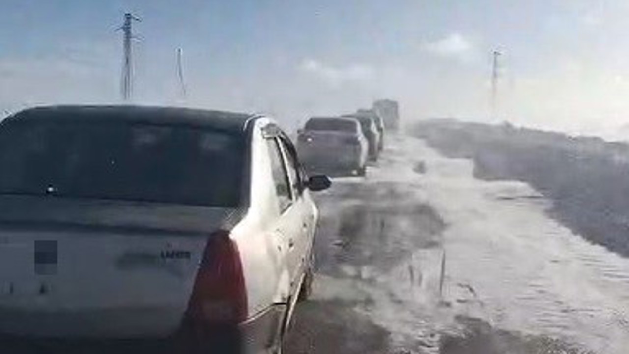 Kars-Göle yolunda onlarca araç mahsur kaldı
