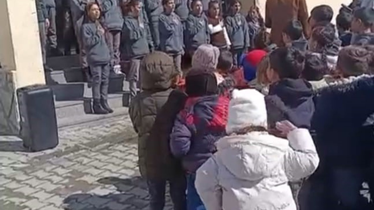 Taşlıçay’da Ramazan etkinliğinde minik kızın ilahiye eşliği tebessüm oluşturdu
