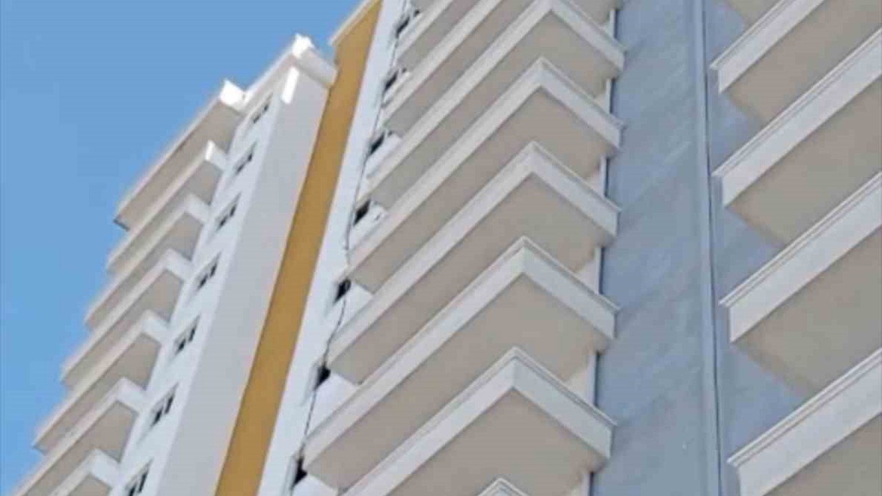 Samsun’da 20 katlı binaya çıkan genci polis ikna etti
