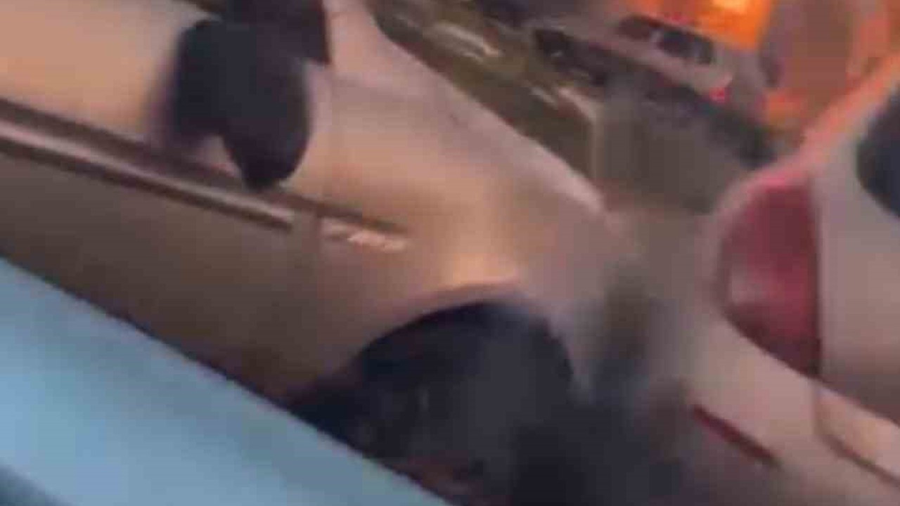 Kaza sonrası çocukların çığlıklarına rağmen kavga ettiler
