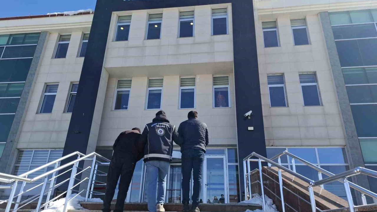 Kars’ta göçmen kaçakçılığı operasyonu: 2 organizatör ve 7 düzensiz göçmen yakalandı
