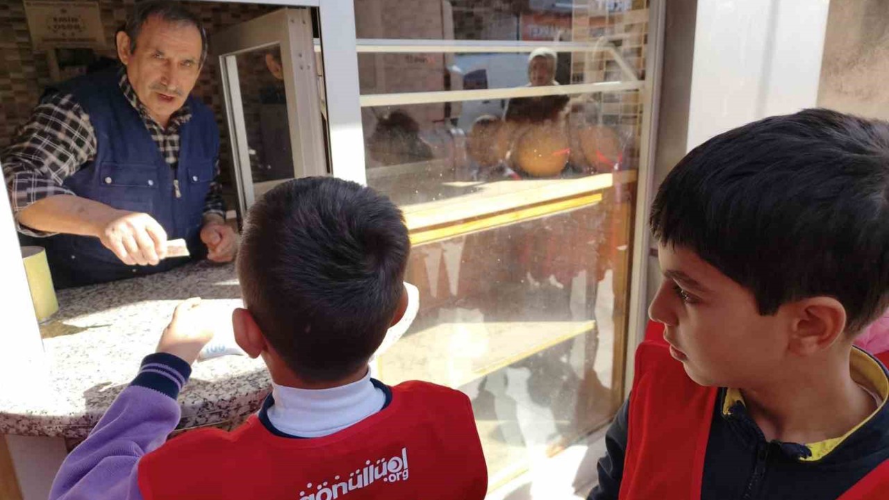 Osmaniye’de minik öğrencilerden askıda ekmek kampanyasına destek
