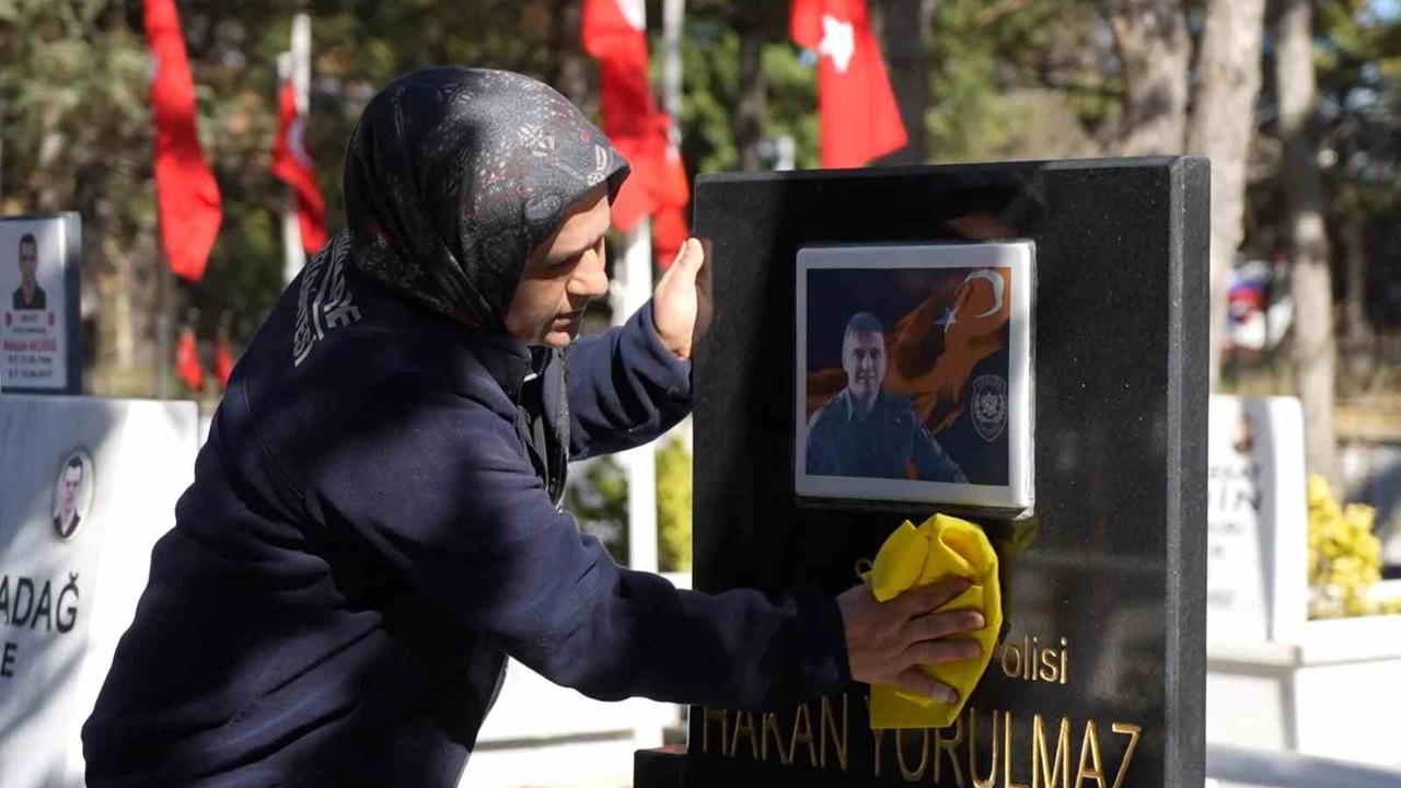 Şehitlikte temizlik yapan kadınların duygusal anları
