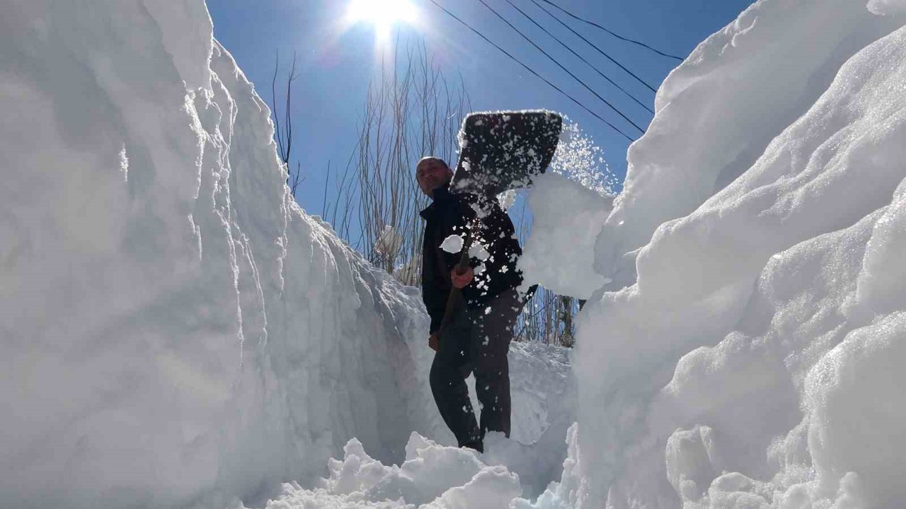 Kar tünelinden evlere ulaşım
